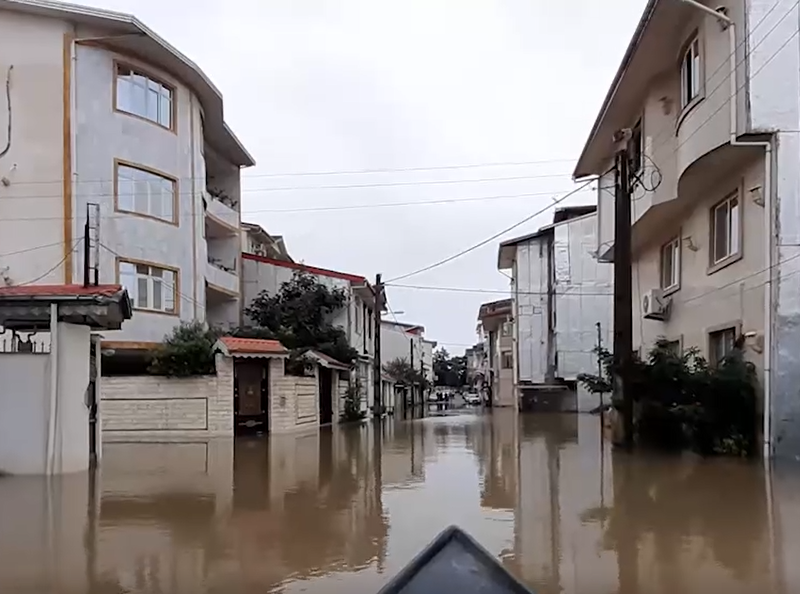 آبگرفتگی و قایقرانی در خیابان‌های آستارا